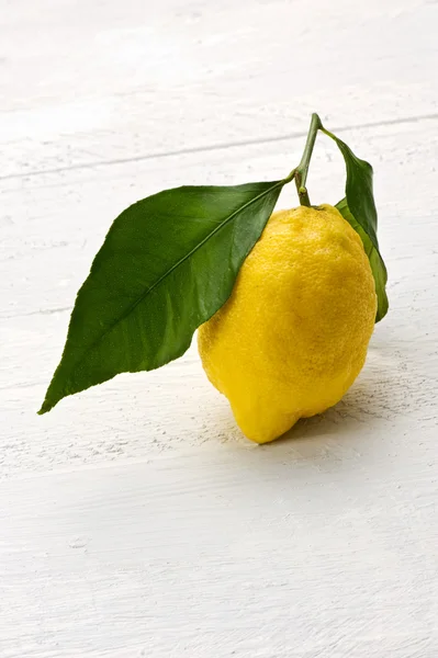 Lemon kuning tunggal dengan daun — Stok Foto