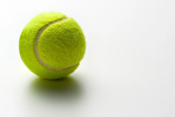 Желтый зелёный теннисный мяч — стоковое фото