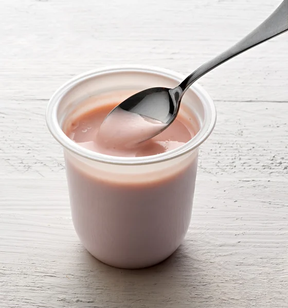 Bañera de plástico de yogur de fruta saludable —  Fotos de Stock