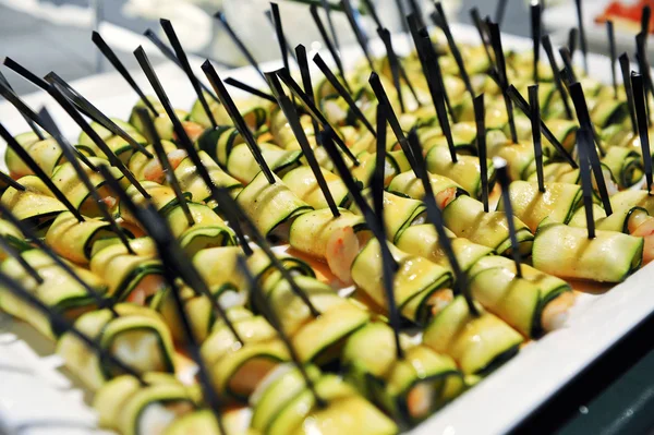 Bandeja de aperitivos ou canapés — Fotografia de Stock