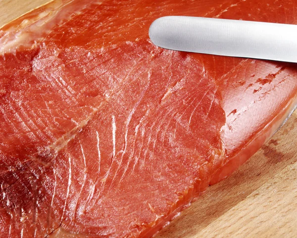 Slicing a salmon — Stock Photo, Image