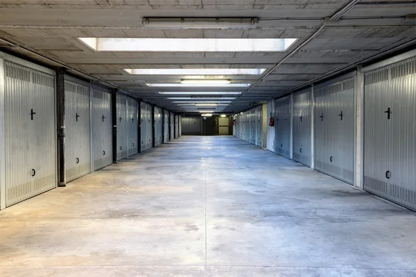 Dos filas de puertas de garaje — Foto de Stock