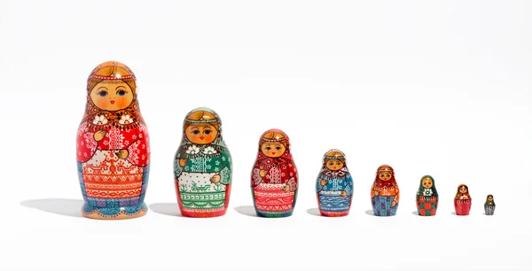 Muñecas Matrioskas, en fila, en orden de tamaño — Foto de Stock