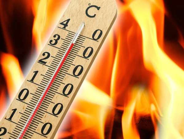 Mercury thermometer indicating high temperature — Stock Photo, Image
