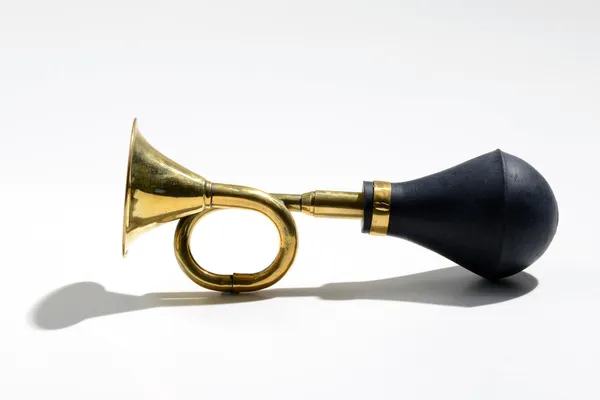 Old brass trumpet or car horn — Stock Photo, Image