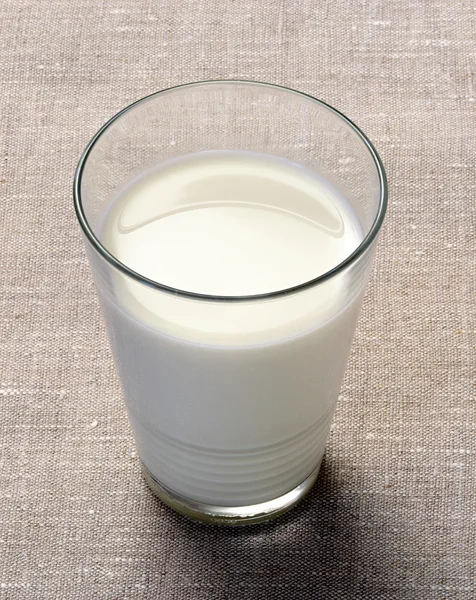 Glas van rijke romige melk — Stockfoto