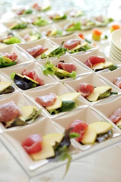 Aperitivos de queijo e presunto em um buffet — Fotografia de Stock