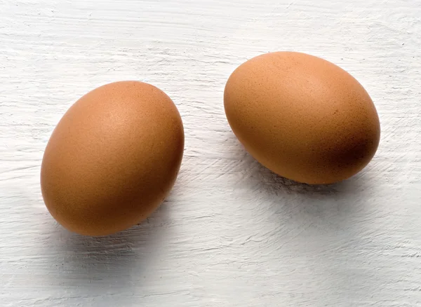 Två bruna kyckling ägg, frisk källa till proteiner — Stockfoto