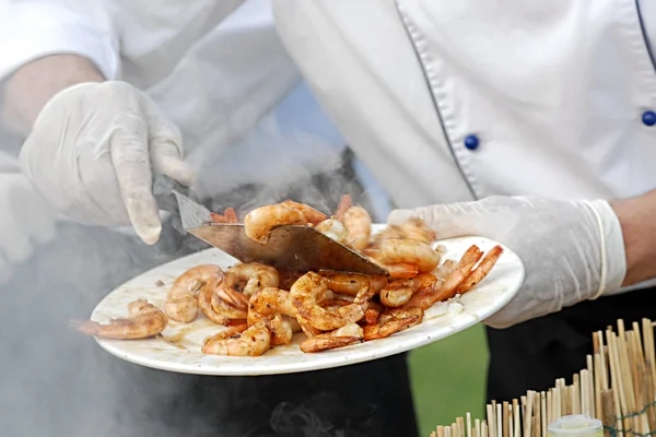 Шеф-повар с креветками во фритюре — стоковое фото