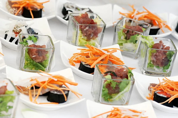 Entrées de sushis sur une table de buffet — Photo
