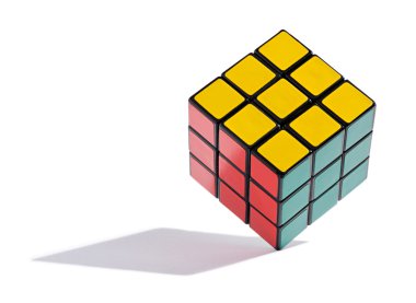 renkli rubiks küp kenarında dengeli