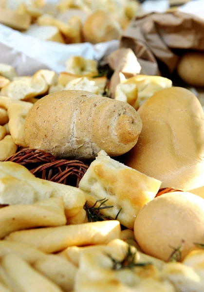 Rotoli di pane su un tavolo da buffet — Foto Stock