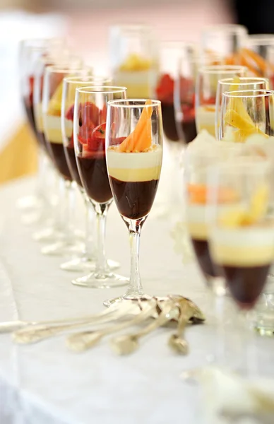Tall glasses of assorted chocolate cream desserts — Stock Photo, Image