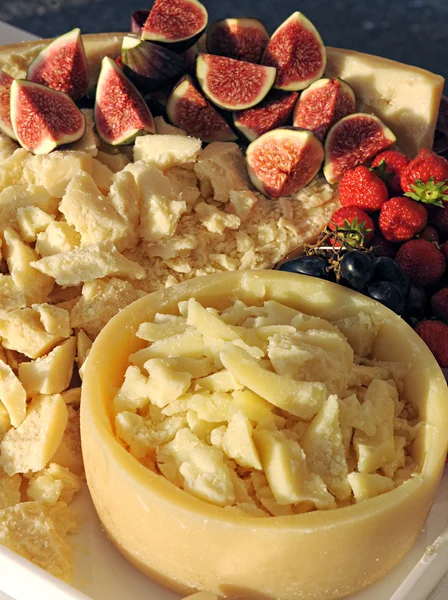 Сыр Parmagiano на шведском столе — стоковое фото