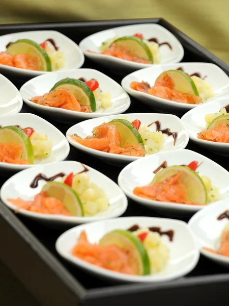 Aperitivos de salmão defumado em uma mesa buffet — Fotografia de Stock