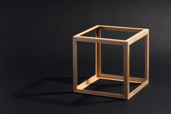 Відкрита рамка дерев'яного куба на чорному — стокове фото