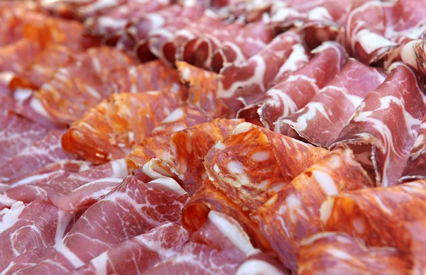 Exposición de salami picante y jamón en un buffet — Foto de Stock