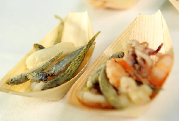 Porciones de pescado frito en un buffet de catering —  Fotos de Stock