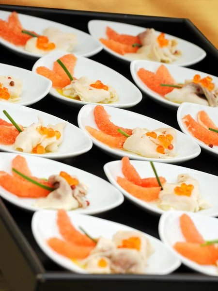 Gourmet-Vorspeisen mit frisch geräuchertem Lachs — Stockfoto