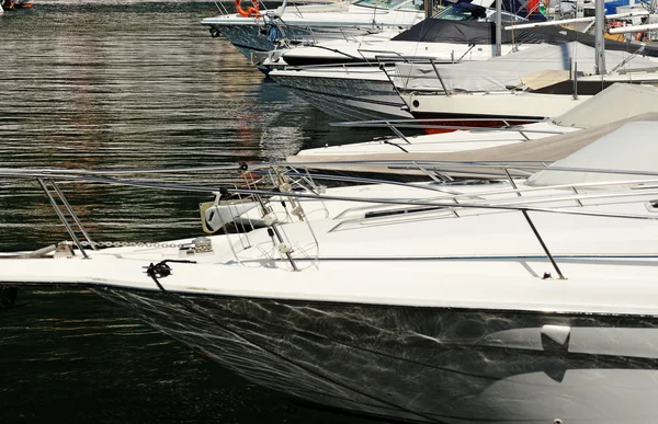 Bows of motorboats in a marina or harbor — Stock Photo, Image