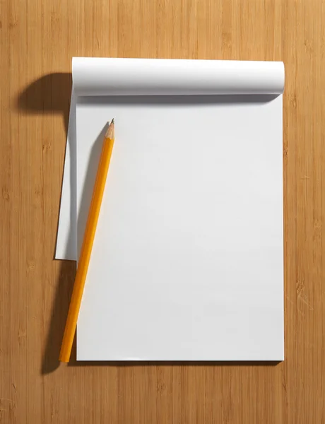 Bloc de notas blanco en blanco con lápiz — Foto de Stock