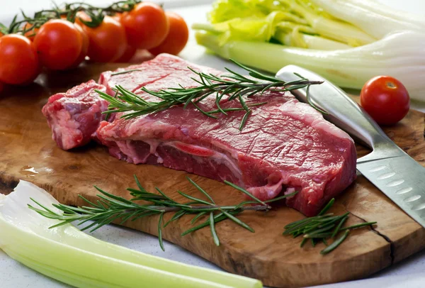 Porsiyon çiğ yağsız sağlıklı sığır eti biftek — Stok fotoğraf