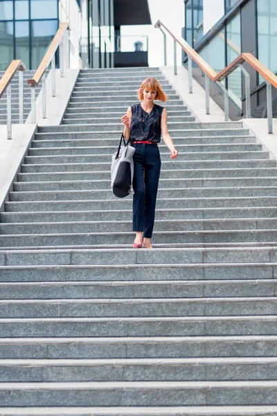 Desde Abajo Cuerpo Completo Mujer Joven Moderna Traje Elegante Con — Foto de Stock