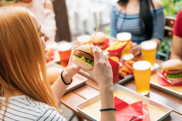 Boční Pohled Mladé Ženy Připravující Kousnout Celý Chutný Hamburger Během — Stock fotografie