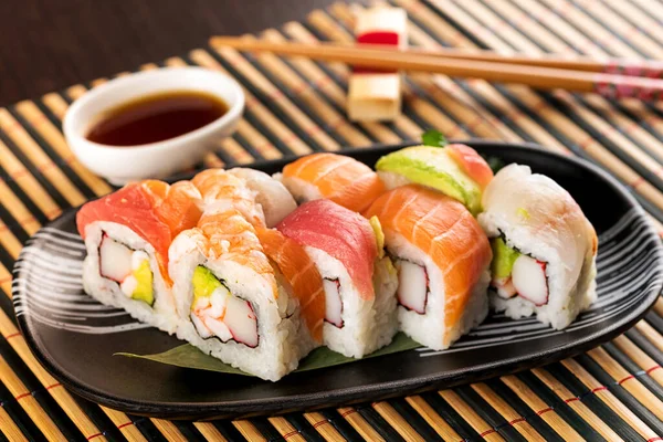 Set Regenbogen Uramaki Sushi Rollen Mit Thunfisch Lachs Und Avocado — Stockfoto
