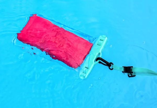 Von Oben Mobiltelefon Transparenter Wasserdichter Hülle Schwimmend Transparenten Wasser Des Stockfoto