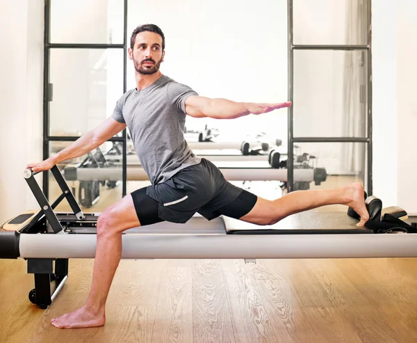 Hombre Forma Haciendo Ejercicio Pilates Yoga Estiramiento Embestida Para Fortalecer — Foto de Stock