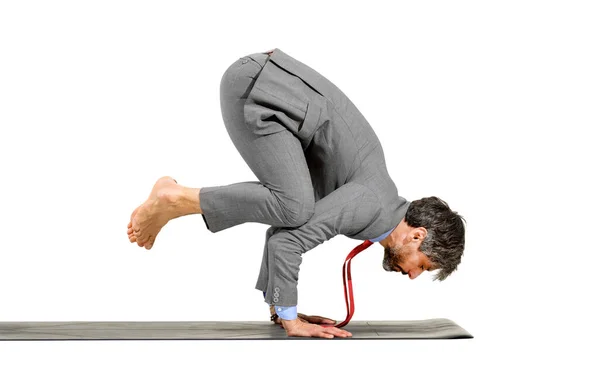 Eleganter Barfüßiger Geschäftsmann Der Krähen Yoga Pose Auf Einer Gymnastikmatte — Stockfoto