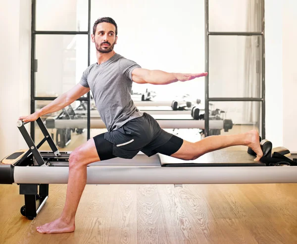 Fit Άνθρωπος Κάνει Ένα Lunge Τέντωμα Γιόγκα Pilates Άσκηση Για Εικόνα Αρχείου