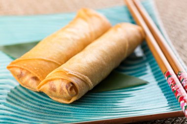 Yukarıdan mavi seramik tabakta servis edilen leziz böreklerden.