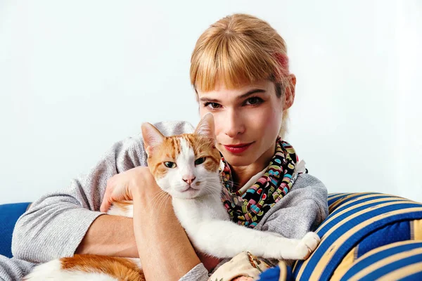 Contenido Hembra Jengibre Sentada Sofá Abrazando Gato Blanco Rojo Mientras —  Fotos de Stock
