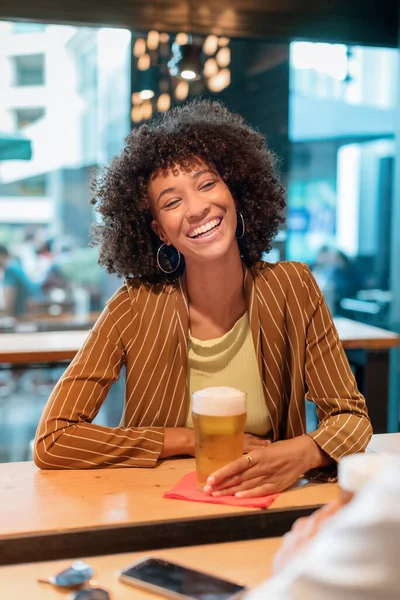 Fröhliche Afroamerikanerin Mit Kurzen Lockigen Haaren Lässiger Kleidung Sitzt Der Stockfoto