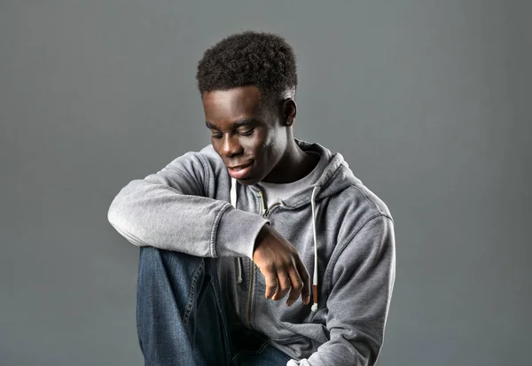 Positivo Joven Modelo Masculino Negro Con Pelo Afro Oscuro Sudadera — Foto de Stock