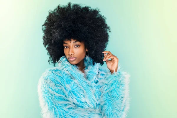 Cute Funky Young Black Woman Wearing Stylish Fluffy Cool Blue Fotos De Bancos De Imagens Sem Royalties