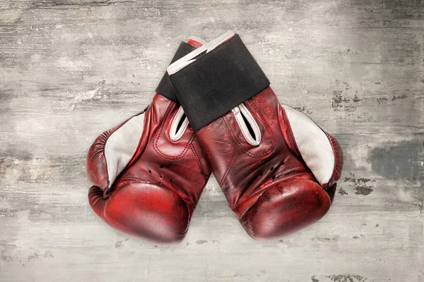 红色和白色皮革制成的复古拳击手套 带有黑色弹性橡胶腕带 置于灰蒙蒙的背景之下 — 图库照片