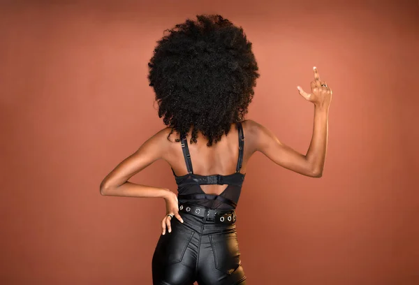 Visão Traseira Mulher Afro Americana Elegante Irreconhecível Com Penteado Afro Imagens De Bancos De Imagens Sem Royalties