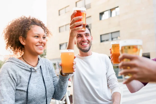 Grupo Amigos Felizes Batendo Copos Cerveja Enquanto Sentados Terraço Café — Fotografia de Stock