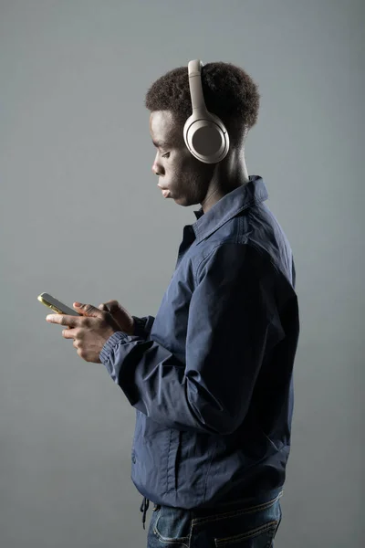 Vista Lateral Confianza Joven Afroamericano Millennial Masculino Traje Moda Auriculares — Foto de Stock