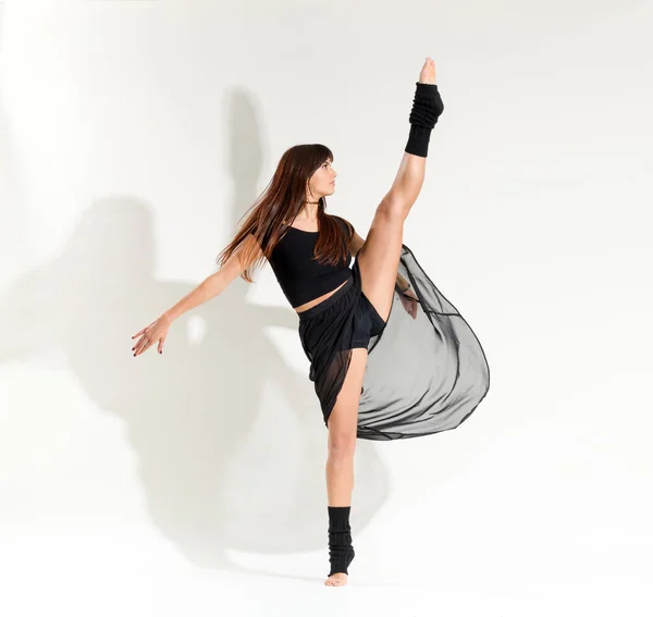 Esnek Esnek Uzun Kahverengi Saçlı Siyah Elbiseli Bir Kadın Dansçı — Stok fotoğraf