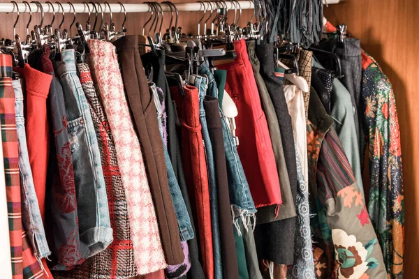 Verschiedene Bunte Frauenkleidung Hängt Einem Kleiderschrank Oder Gehen Kleiderschrank Interieur — Stockfoto