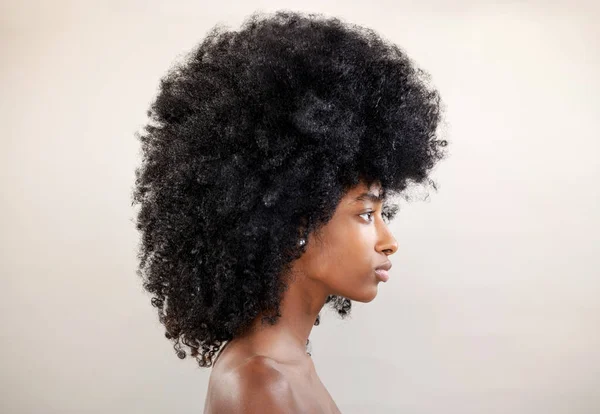 Widok Boku Headshot Profil Afroamerykańskiej Modelki Czarną Fryzurą Afro Gołymi — Zdjęcie stockowe