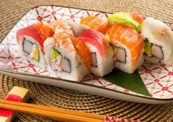 Appetitliche Regenbogen Uramaki Sushi Rollen Mit Krabben Und Avocado Garniert — Stockfoto