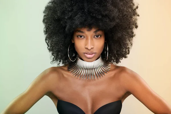 Hermosa Modelo Femenina Afroamericana Con Peinado Afro Accesorios Moda Mirando —  Fotos de Stock