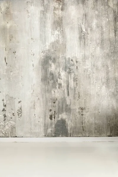 带有污迹和霉菌的灰墙 边缘板和白地板在空空荡荡的空房间中作为设计模板的背景图像 — 图库照片
