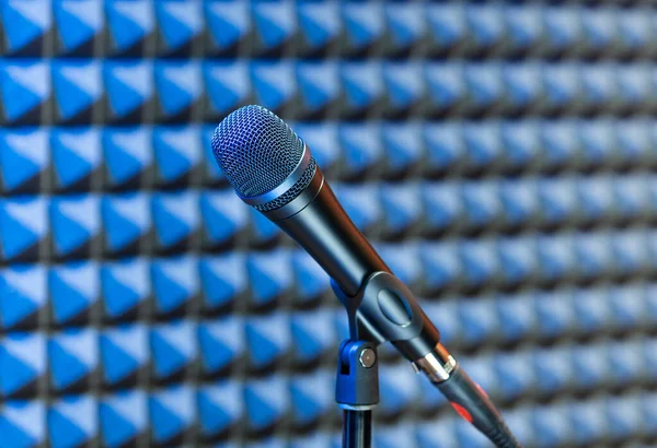 Selektivní Zaměření Moderního Profesionálního Mikrofonu Umístěného Blízkosti Modré Stěny Nahrávacím — Stock fotografie