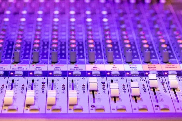 Detailní Sada Různých Vypínačů Umístěných Řadách Lesklém Profesionálním Mixéru Zvuku — Stock fotografie